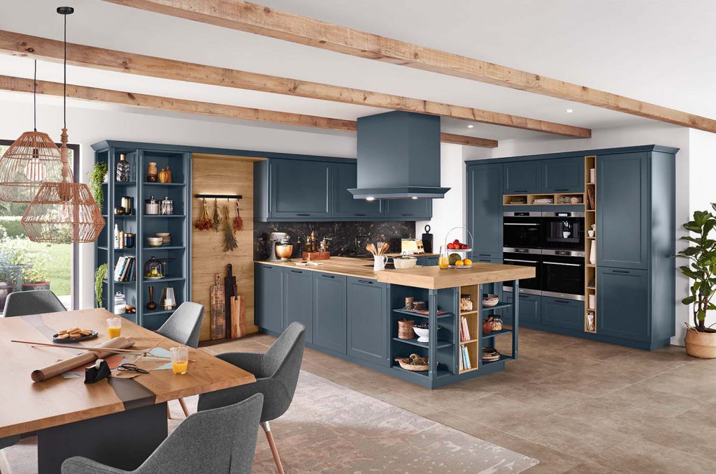 Donkerblauwe keuken met licht natuurlijk hout in landelijke stijl. De blauwe kleur is een echte keukentrend.